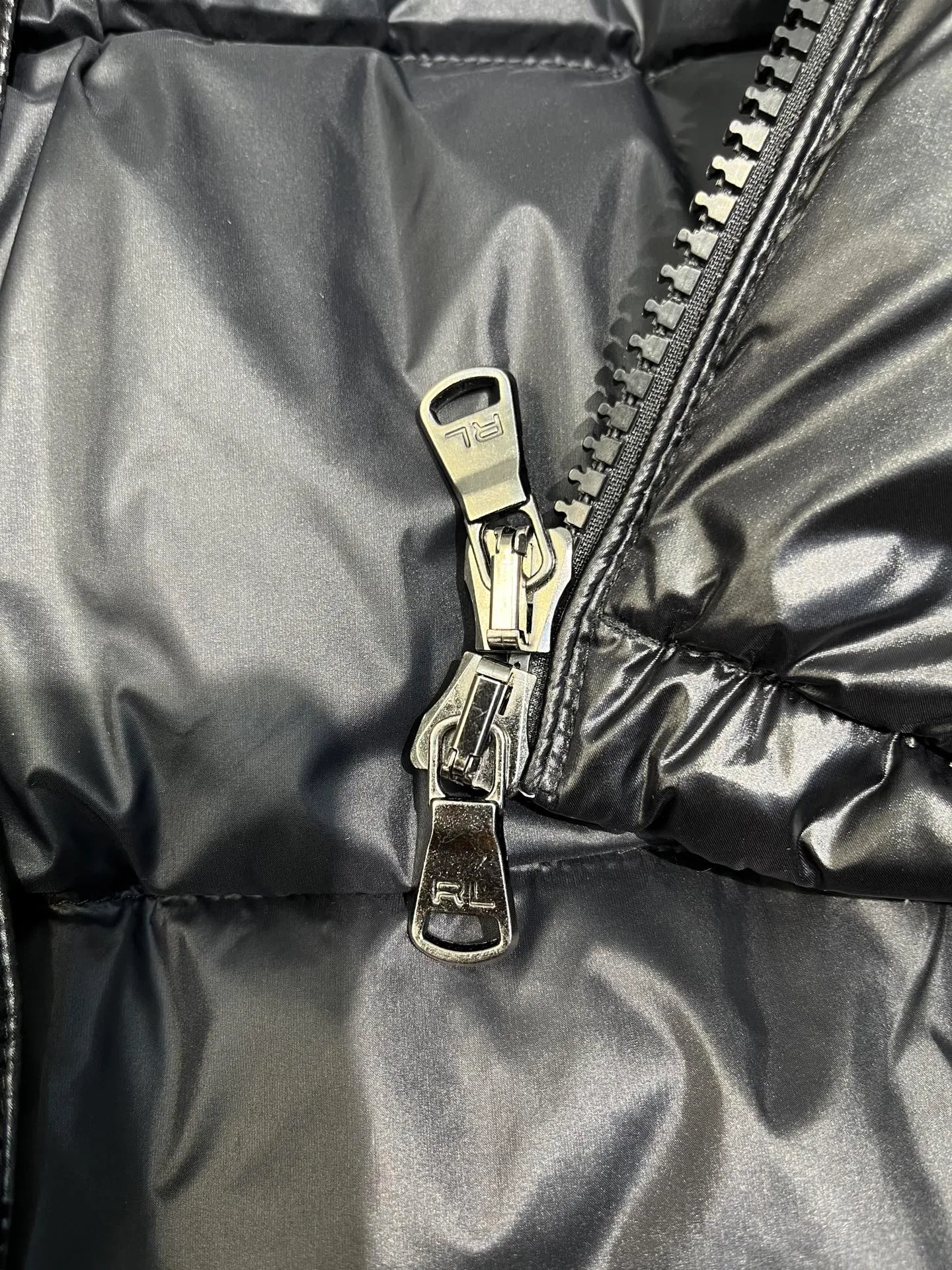 P980 Ralph Lauren polo unisex matte down jacket. Ralph is going crazy this year. The upper body fabric of major internet celebrities has a double-layer shin feel, which is full of weight! It's not as heavy as a regular jacket, and the ordinary cotton material feels really different. This one is super comfortable, soft and stylish, and has a green plaid interior that has a retro movie fashion feel! ✅Original custom-made 40D plaid four-level waterproof fabric, waterproof and anti-static fabric, exclusively using the original single-layer fabric method. The use of single-layer fabric has tested that the fabric and down must meet the standards to prevent velvet running, and ensure the feel and bulkiness. The interior is made of nylon double-layer sealing design, which will not cause any velvet running phenomenon. The adjustable hem with built-in drawstring buckle can prevent wind and cold. ✅ Silhouette jacket The upper body shape is super good, and the LOGO design on the chest is prominent. It is a style highly recommended by foreign bloggers. ✅Original original data layout, coordinated, loose, warm, fashionable, real original internal data, tolerant version. ✅Imported Behringer embroidery machine, custom-made 10,000-needle electric embroidery, using imported No. 7 needles, imported embroidery thread, ensuring that each word is full, three-dimensional and clear, and can be called the most expensive embroidery logo. ✅It is filled with national standard 80% white duck down, which has better thermal insulation performance, is light and not heavy, and has good fluff recovery after compression! ✅RDS certified high-quality 700 high fluffy white duck down filling ✅The zipper is customized from the Yoshida RL factory, with clear engravings and perfect and smooth texture ✅Accessories and buttons are all developed using the original version The fit is loose but not baggy. The size is just right and not picky. The dropped shoulder design modifies the shoulders without making them look bulky. This silhouette is a style that will never go out of style. The upper body is also very durable and recognizable. The loose and reasonable fit can be worn by both men and women. It is easy to create a clean and refreshing youthful look. Size: S M L XL XXL